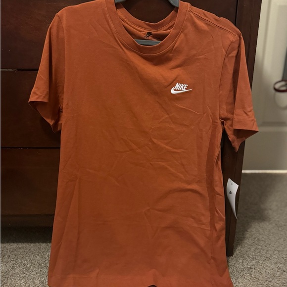 Nike club t-shirt men’s small NWT - Picture 1 of 2